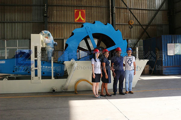 西班牙客户在隆中担任人的伴随下观赏洗沙收受接管一体机