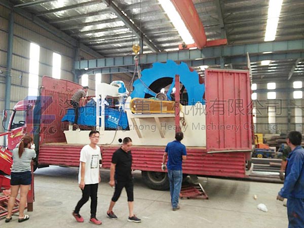 洗砂收受接管一体机正在卸车中